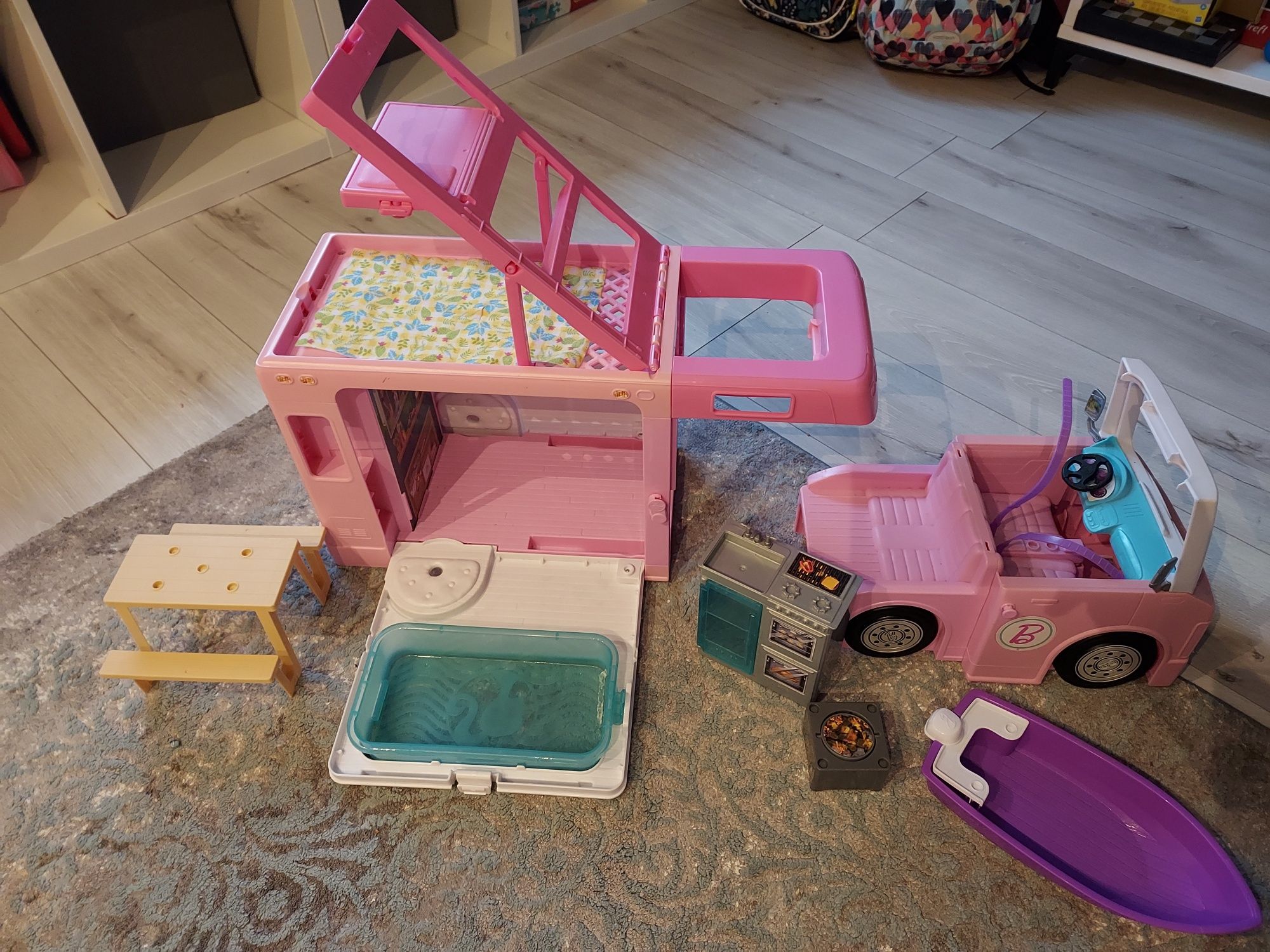 Kamper food truck karetka helikopter barbie