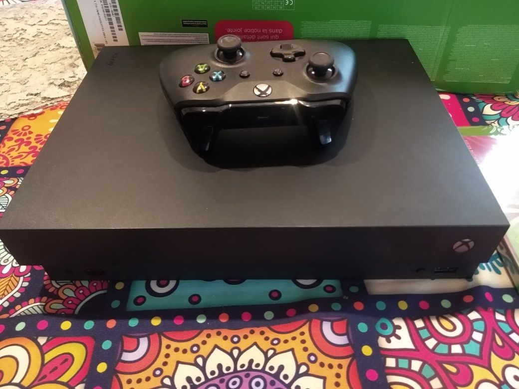 Konsola Xbox One X + pad + 2 gry – jak nowa!
