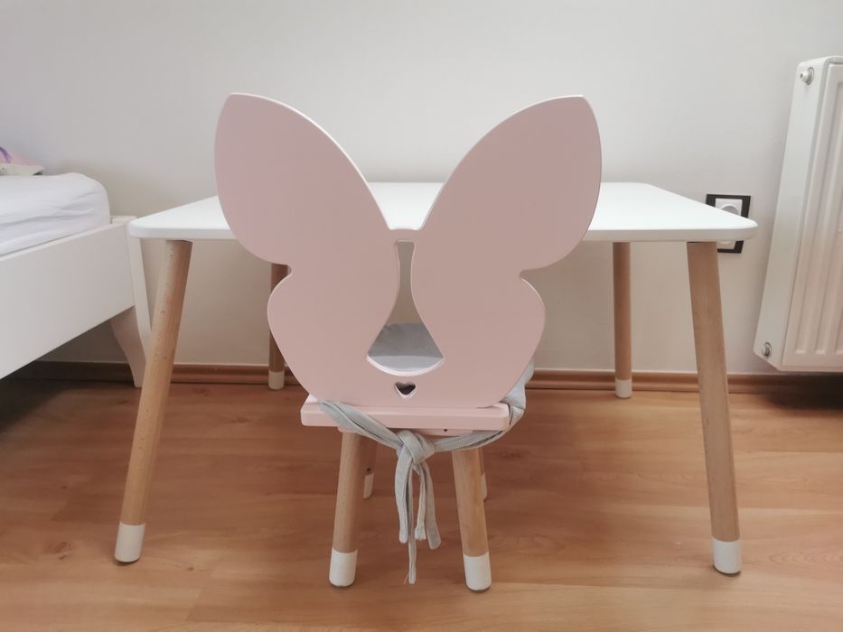 Biały stolik z krzesełkiem motylkiem