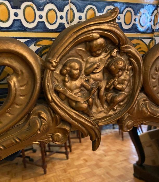 Espelho com moldura em madeira e gesso