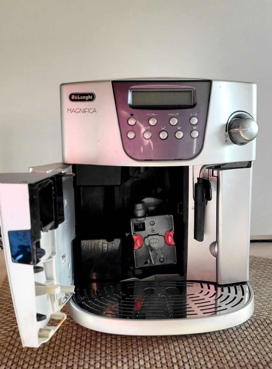 Ciśnieniowy ekspres do kawy Delonghi Magnifica ESAM 4400