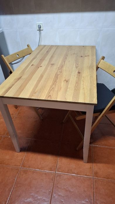 Conjunto mesa e cadeiras