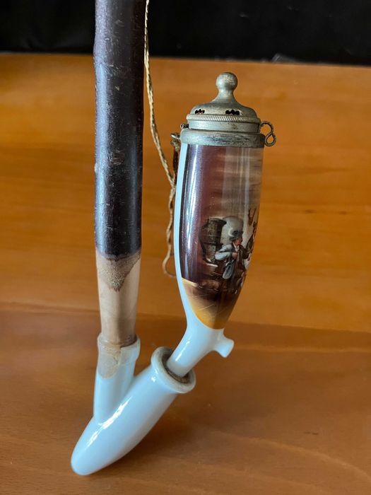 Cachimbo antigo em porcelana pintada e madeira