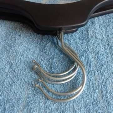 Отдам в Дар 5 крепких чёрных вешалок для одежды, юбок и брюк.