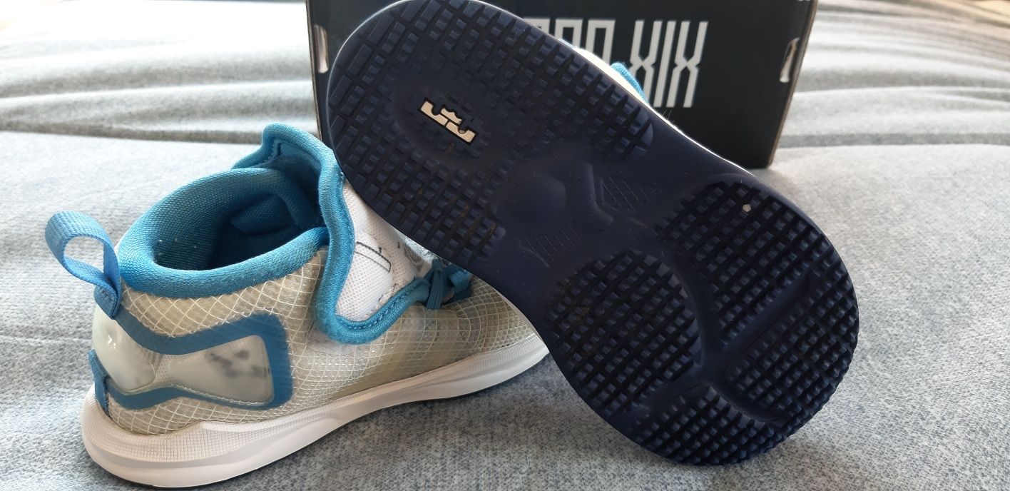 Buty sportowe chłopięce firmy Nike Lebron w rozmiarze 23.5