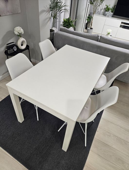 Rozkładany biały stół bjursta ikea krzesła skandynawskie jysk