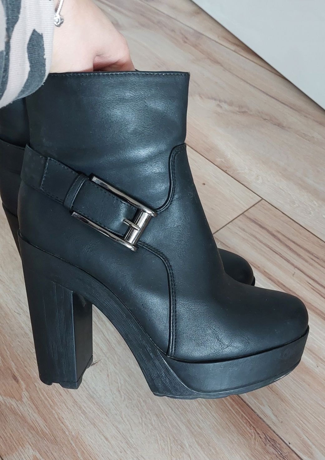 Buty na obcasie czarne 38r.