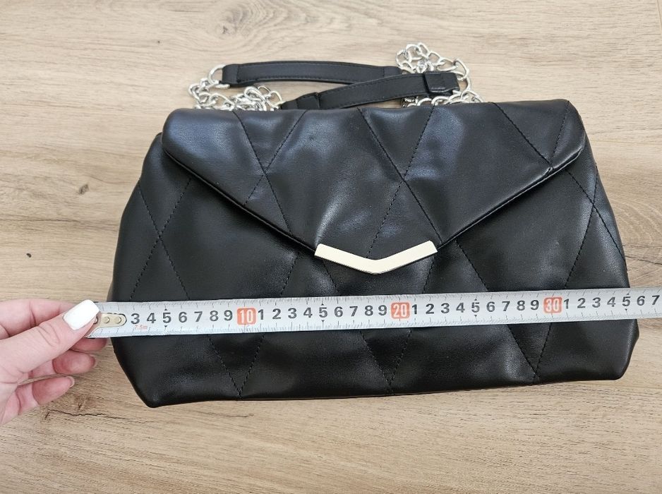 Czarna torebka na łańcuszku pikowana nowa