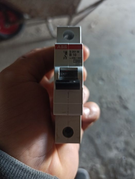 Wyłącznik nadmiarowo-prądowy niemieckiej firmy ABB