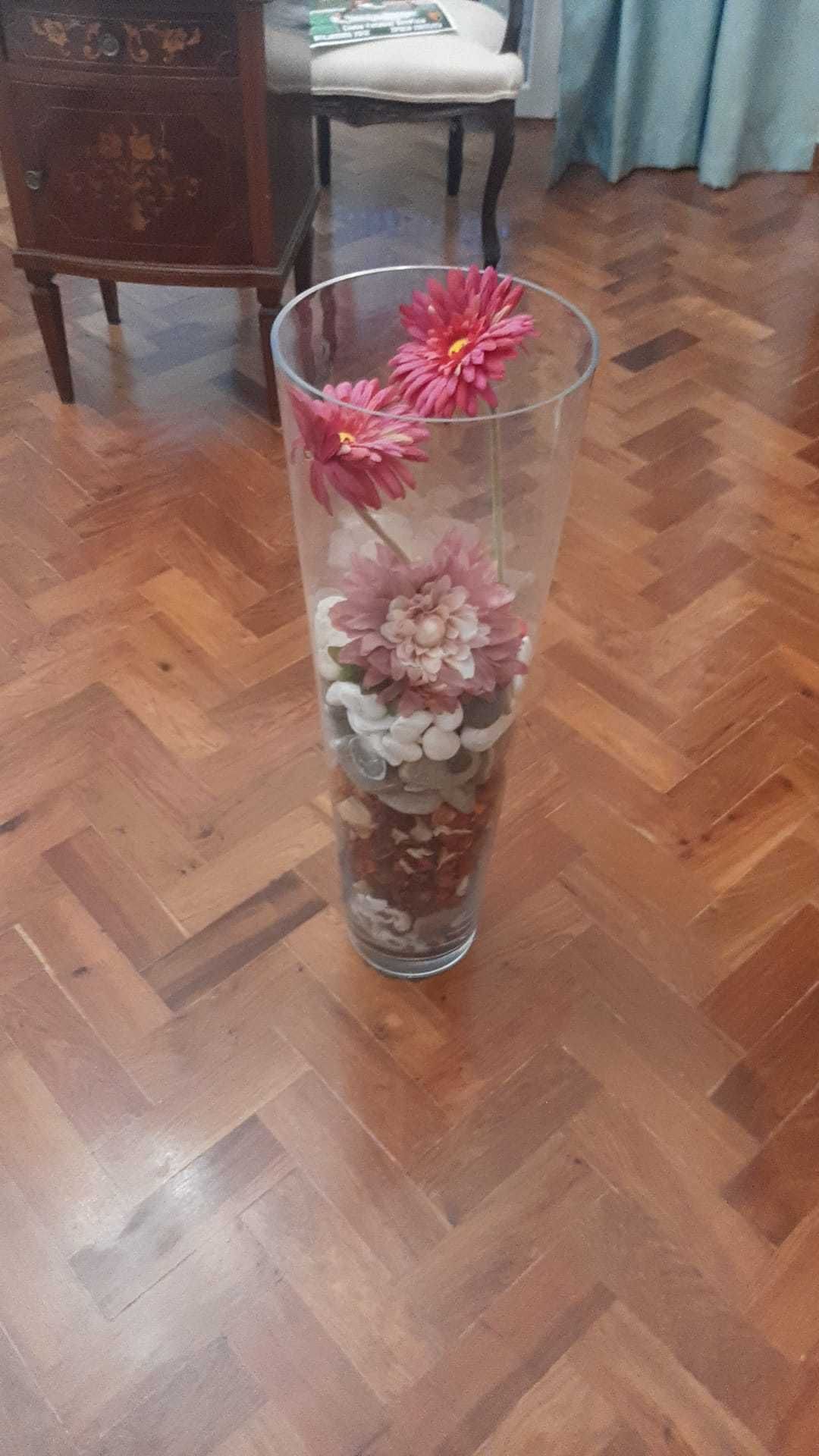 Vaso em Vidro decorativo com pedras e flores artificiais