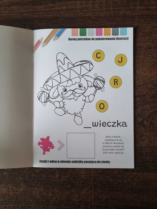 Kolorowanka aktywizująca łamigłówki naklejki owce na wypasie