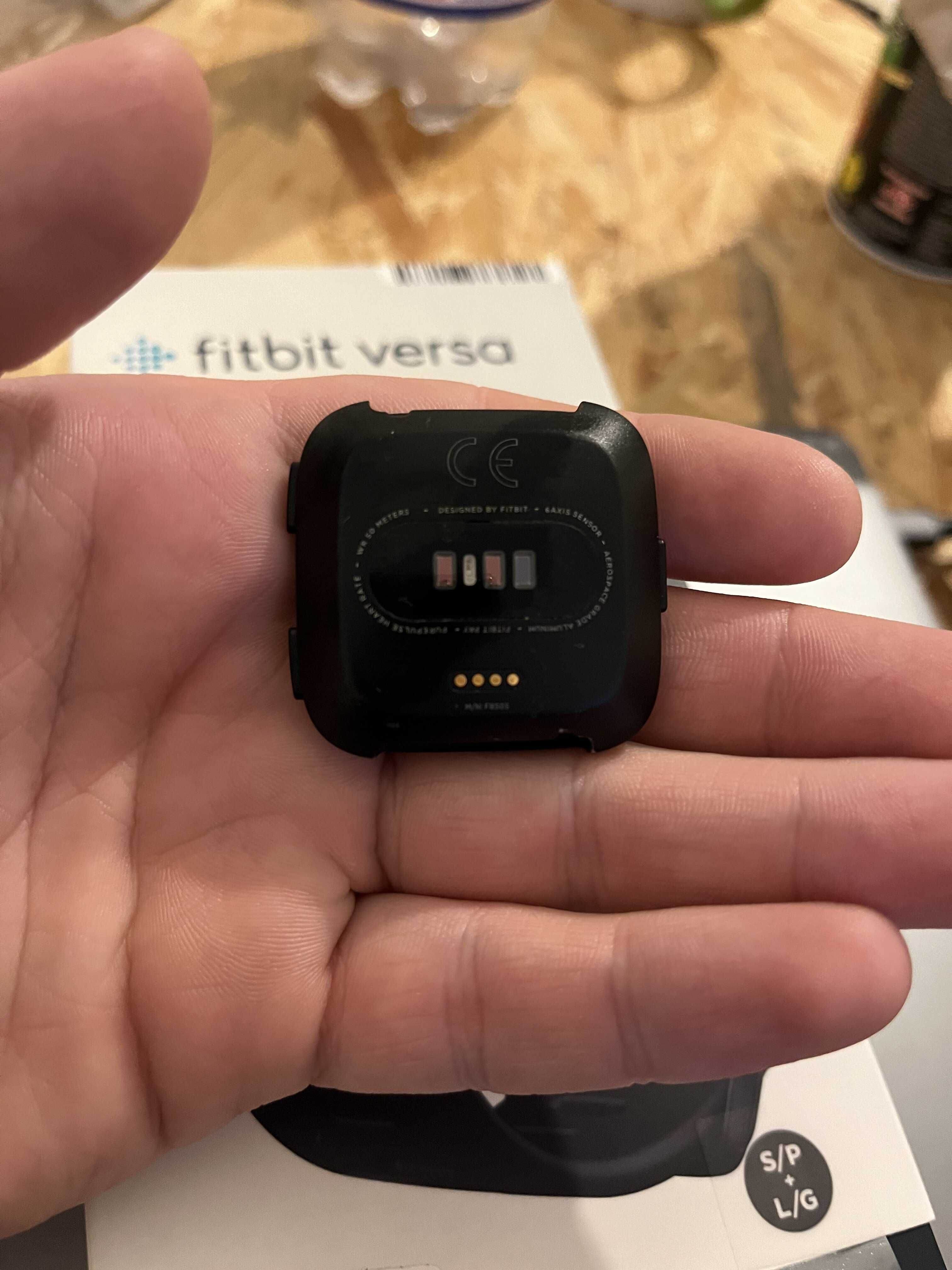 Терміново Смарт-годинник Fitbit Versa Black