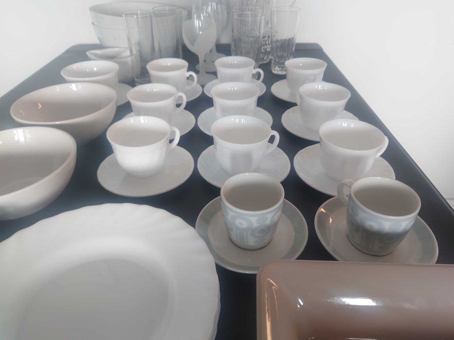 miski, filiżanki, talerze, kieliszki, szklanki, dzbanek, moździeż