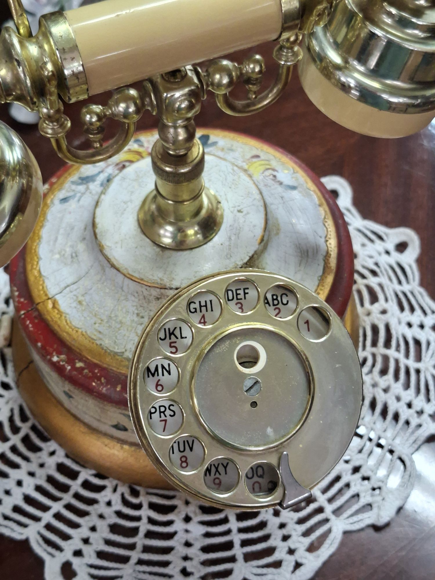 Telefone de disco em madeira pintado á mão