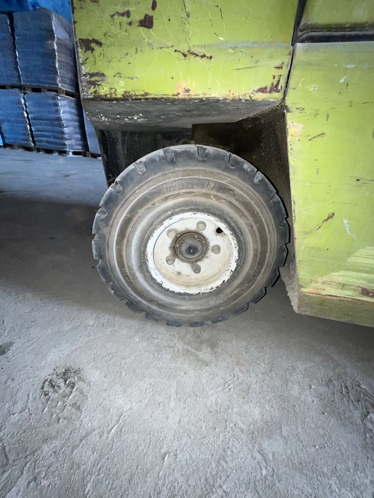 Empilhador Clark 1500kg Gás