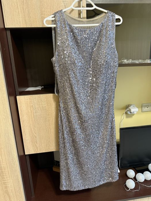 Блискуча сукня з задекорованою спинкою