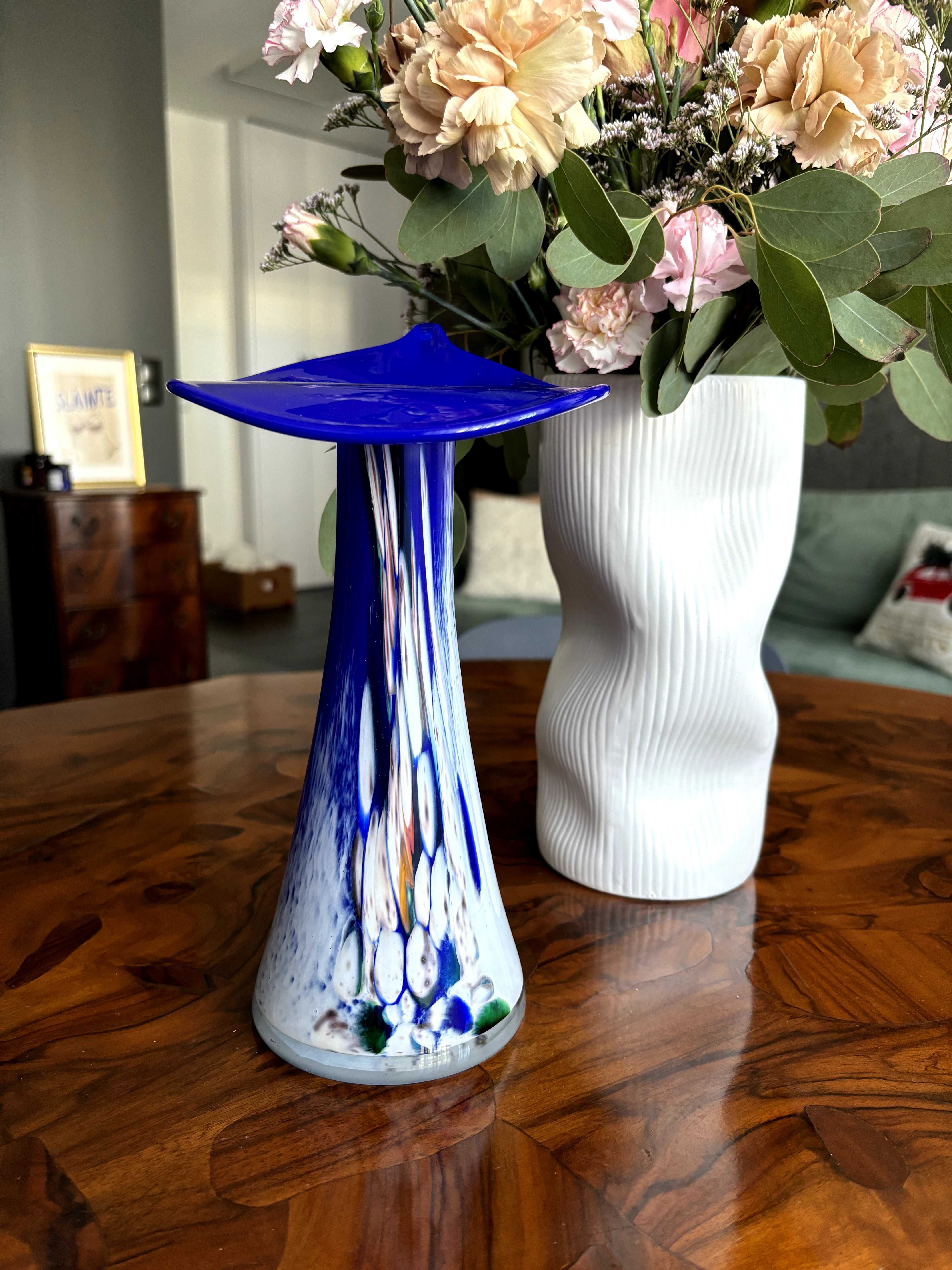 Vintage wazon w wielu kolorach z dominacją kobaltu i bieli