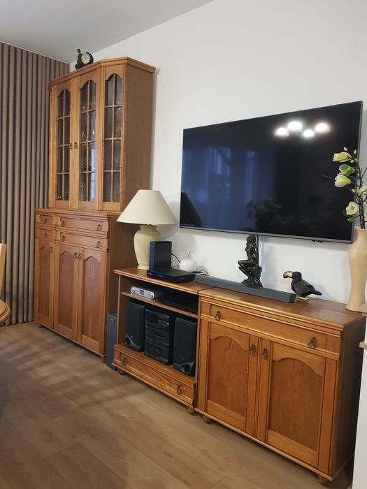 Komplet mebli do salonu, korpusy z płyty MDF, fronty drewno