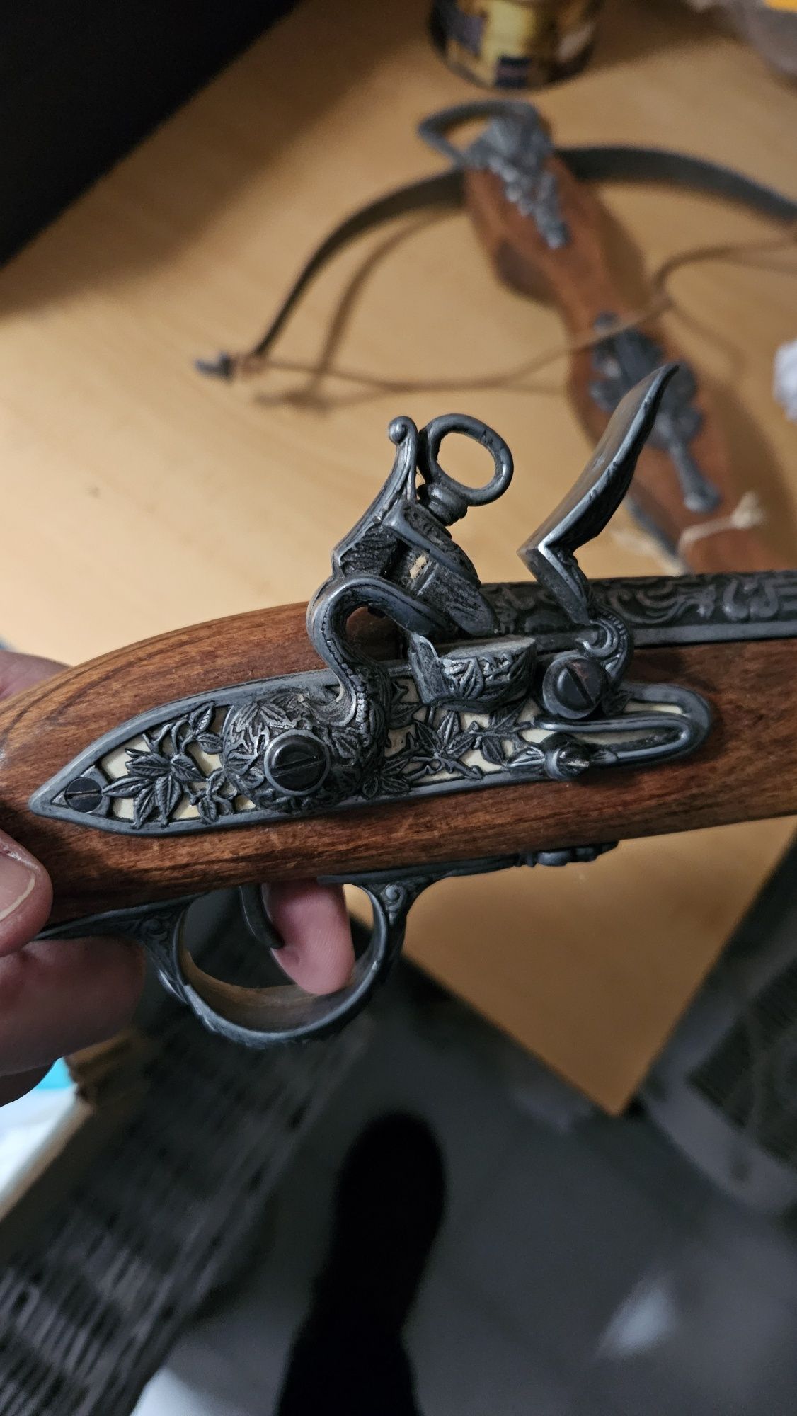 Pistola e Besta antigos