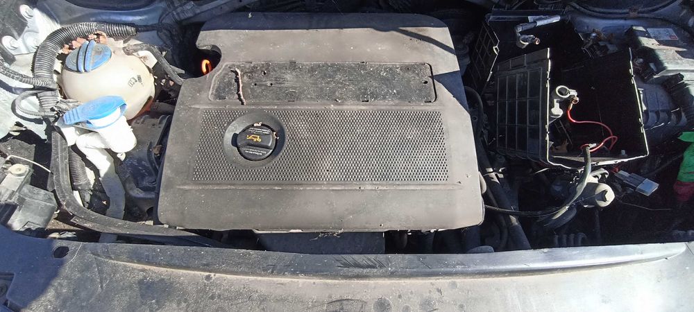błotnik przód prawy vw caddy lak LA7W