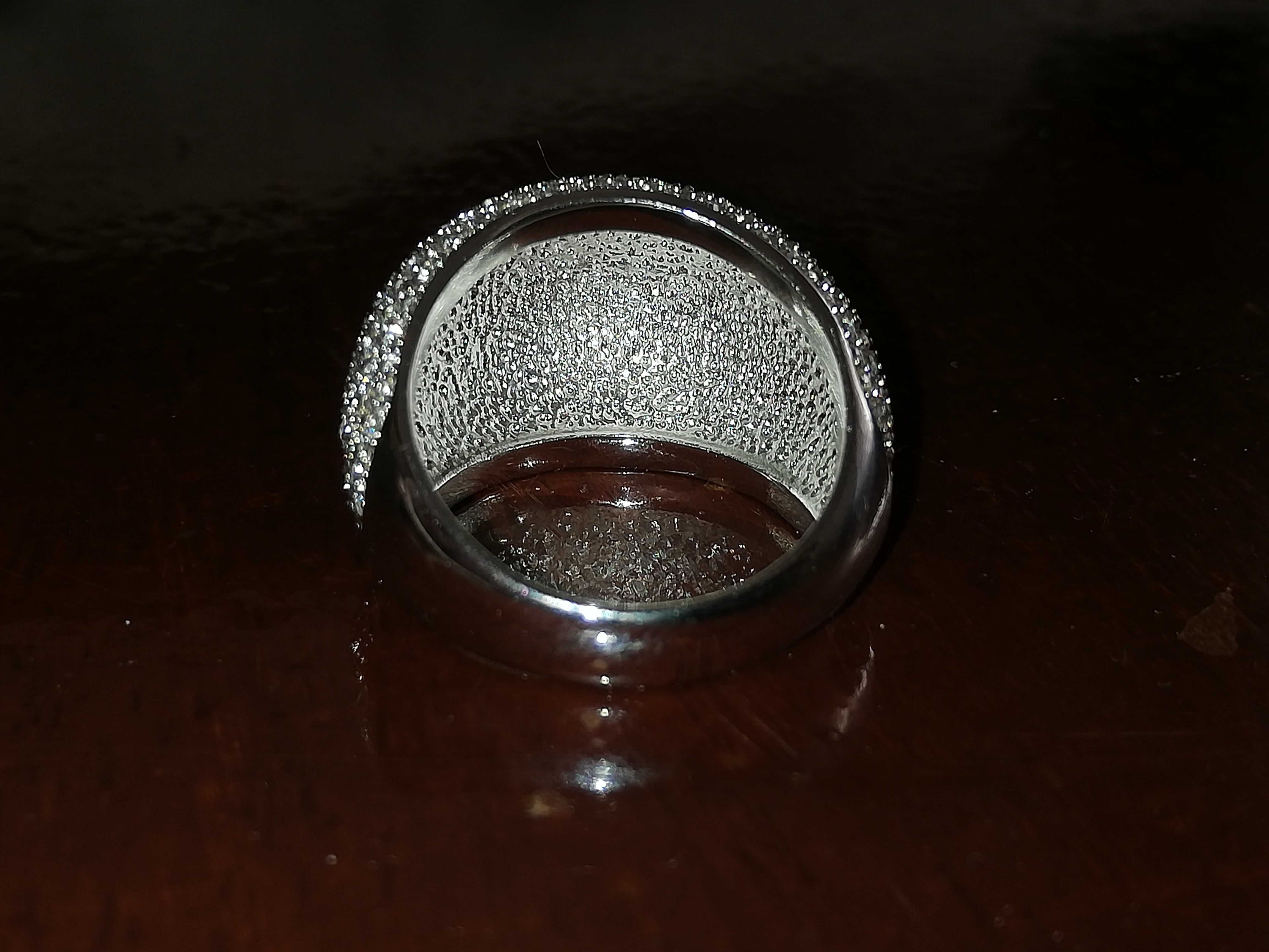AGORA A METADE DO PREÇO - Anel muito elegante para presente