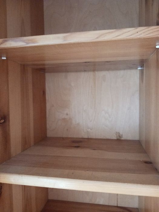 Drewniany regał sosnowy z czterema pólkami