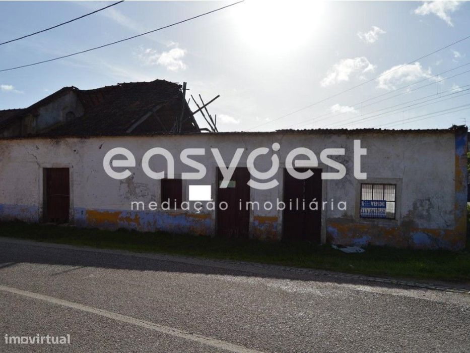 Armazém para recuperar perto da Estação Ferroviária de Porto da Lag...