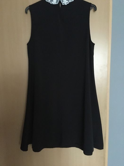 Czarna sukienka z białym ozdobnym kołnierzykiem