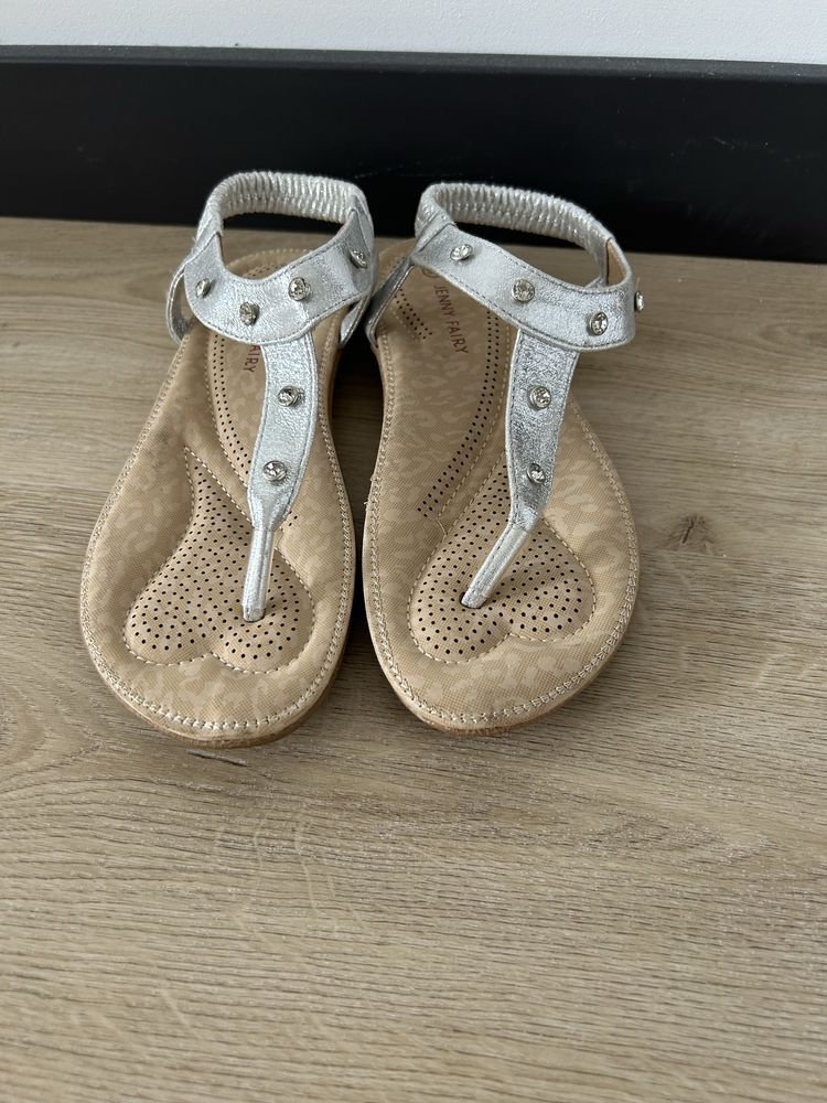 Srebrne sandalki ccc