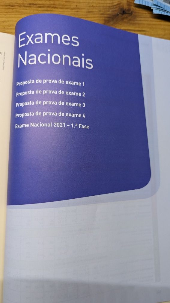 Vendo livro de preparação para o exame de física e química 11º ano