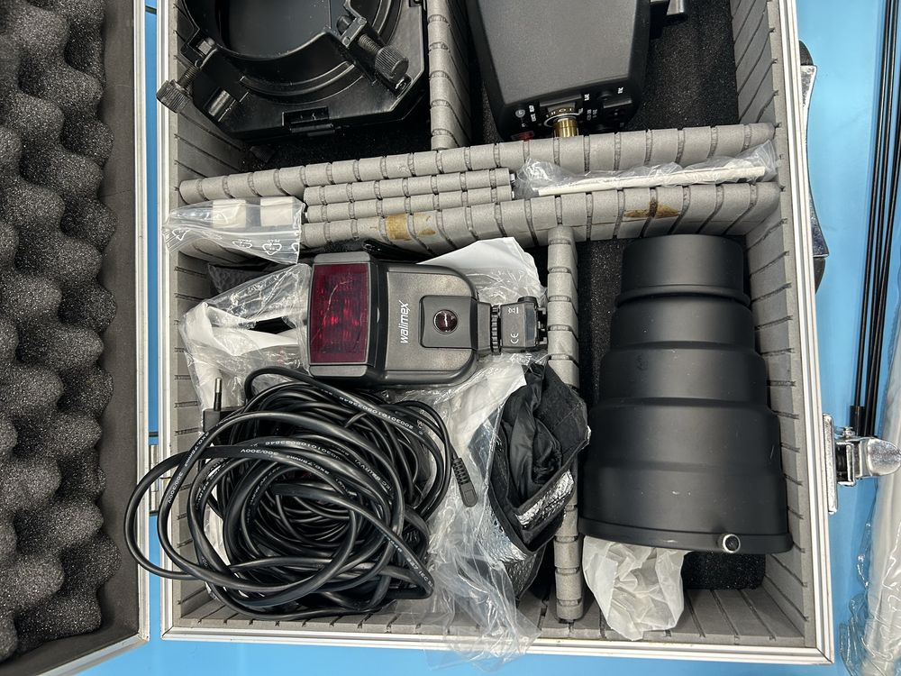 Zestaw świateł dla fotografa . Oświetlenie fotograficzne statyw lampa