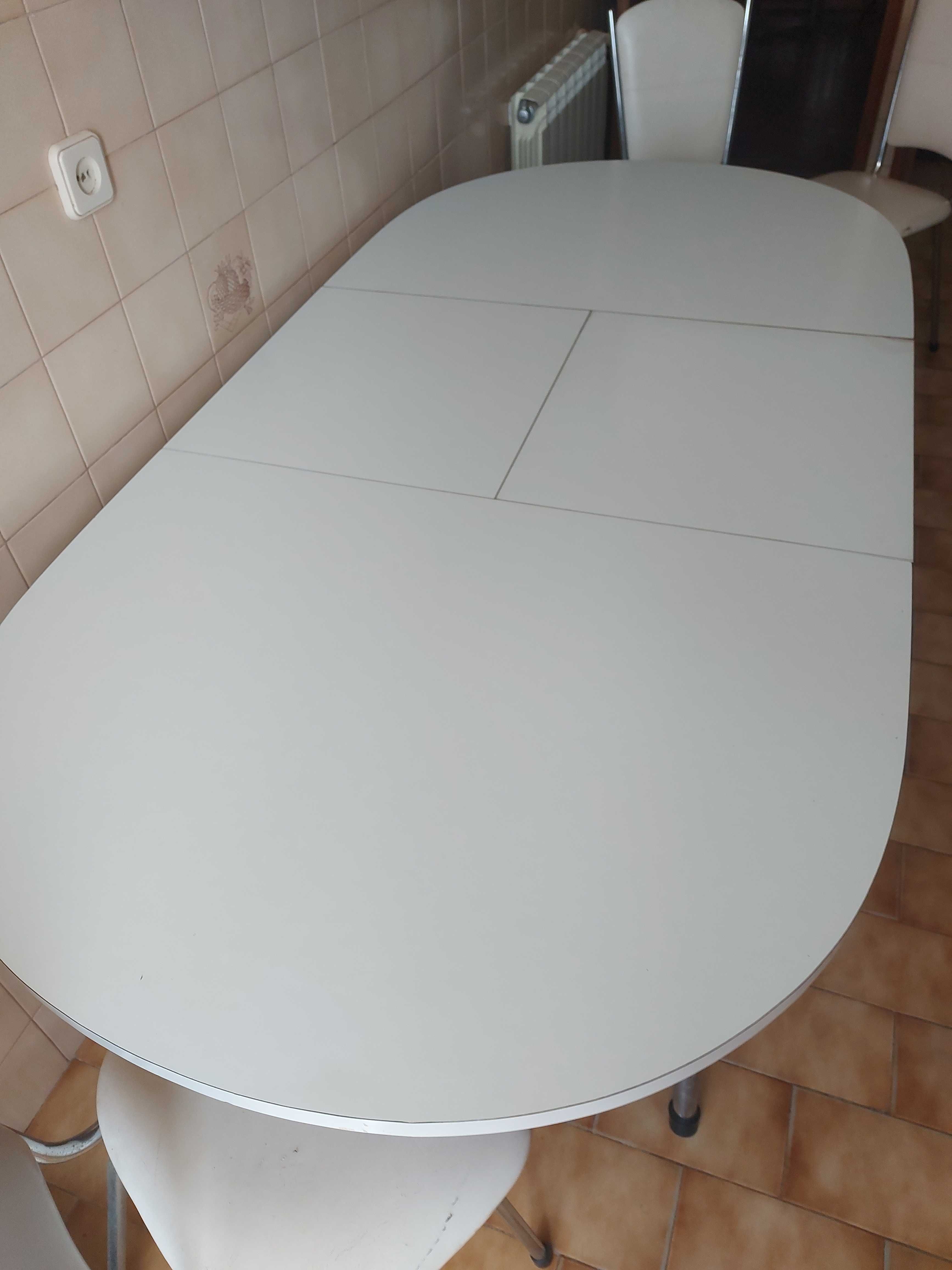 Mesa com 4 cadeiras