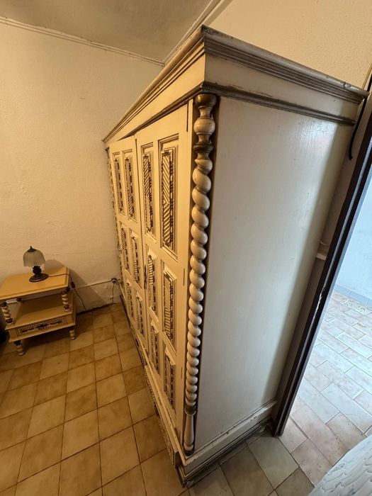 Roupeiro lacado antigo