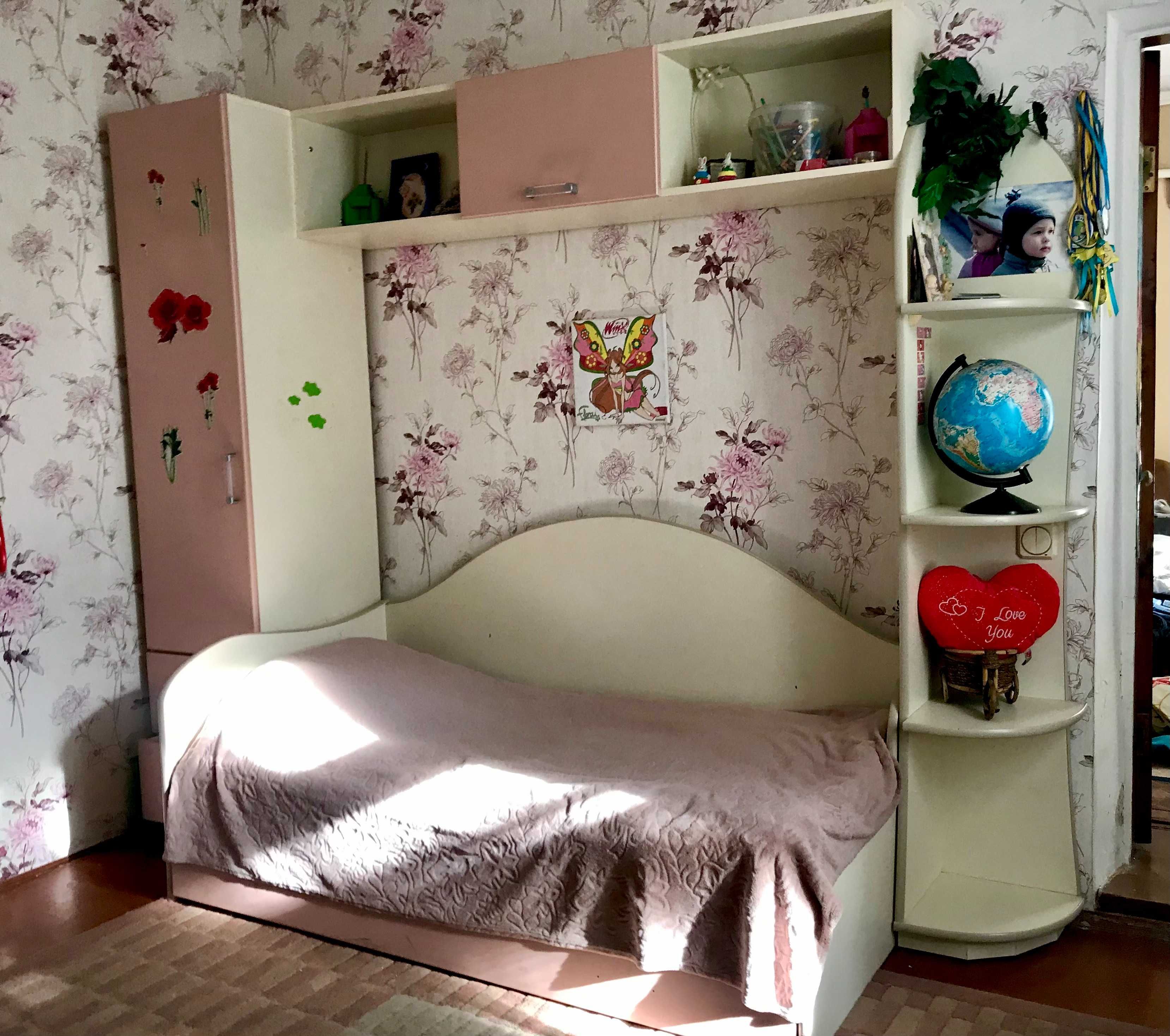 Мебель в детскую комнату для двоих детей с двумя кроватями