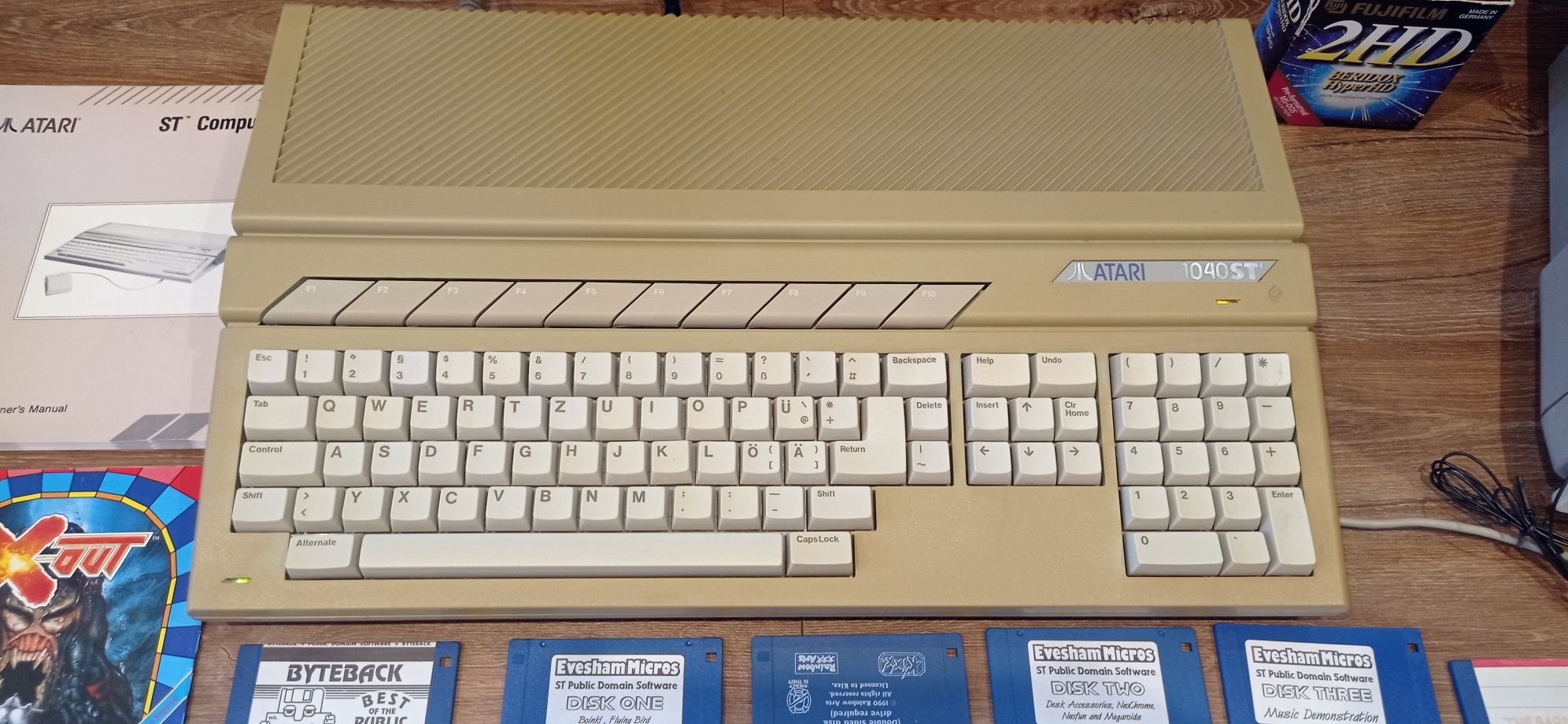 R E Z E R W A C J A.     Atari 1040 STE.  Stan idealny. Zestaw.