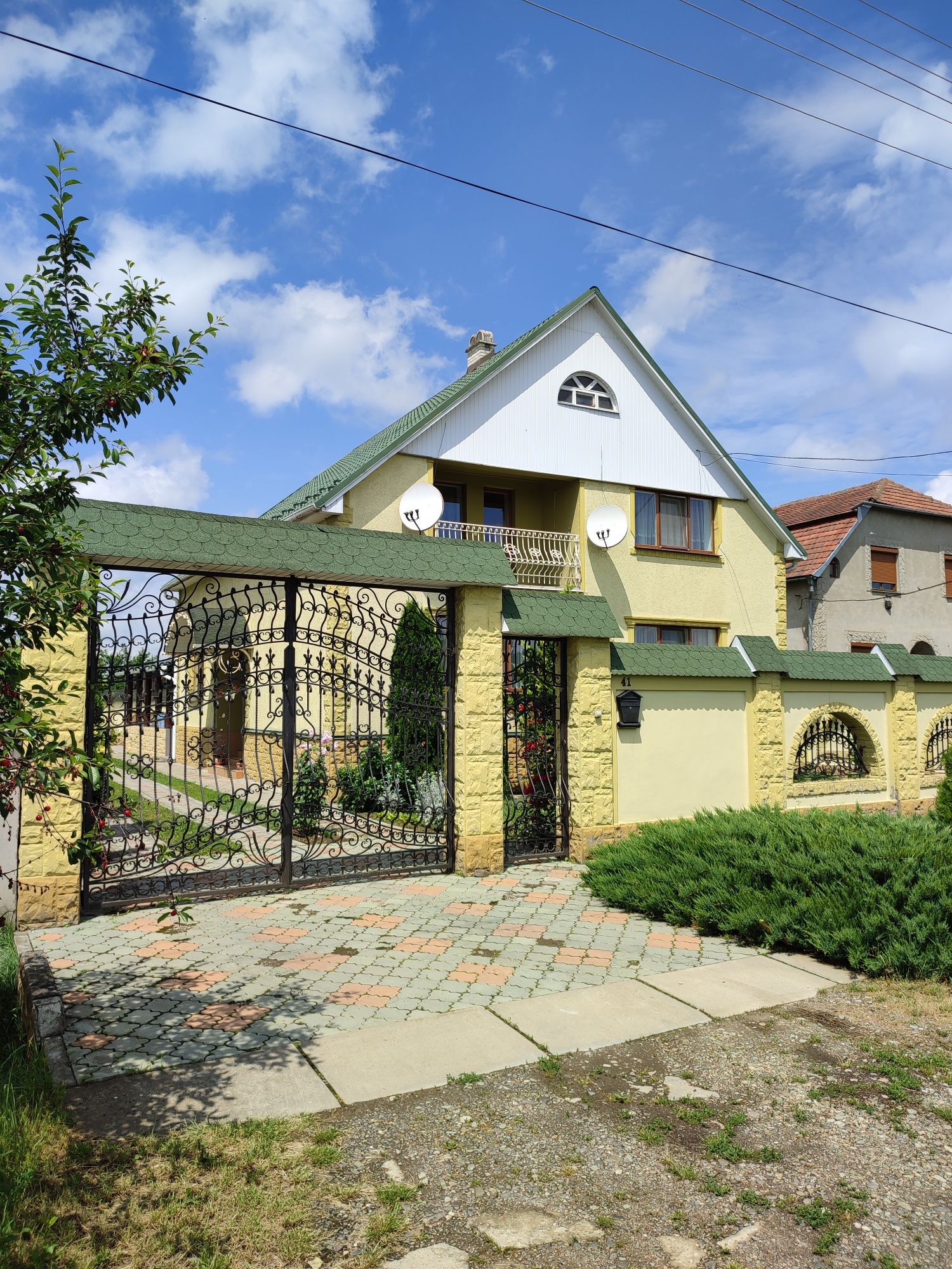 Продається  гарний та уютний будинок в м.Берегово