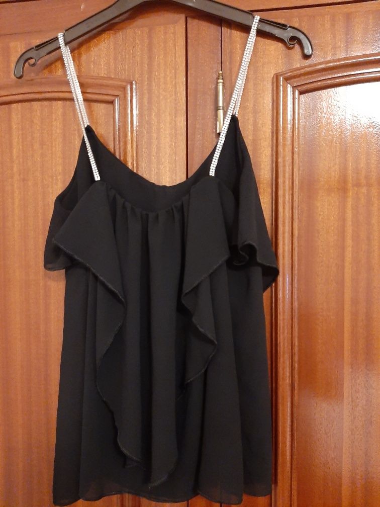 Blusa /Top  preto de alças com uns brilhantes