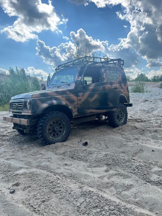 SUZUKI SAMURAI.  Повнопривідний, легендарний позашляховик.
