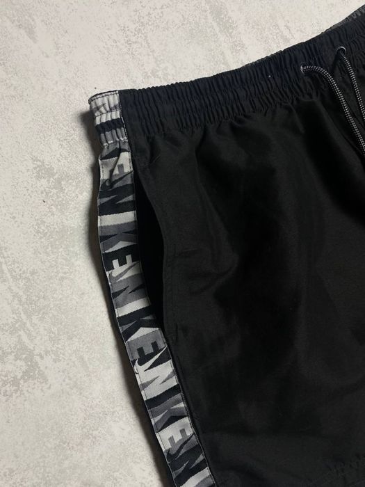 Чорні шорти Nike, бічні лампаси з логотипами, легка тканина