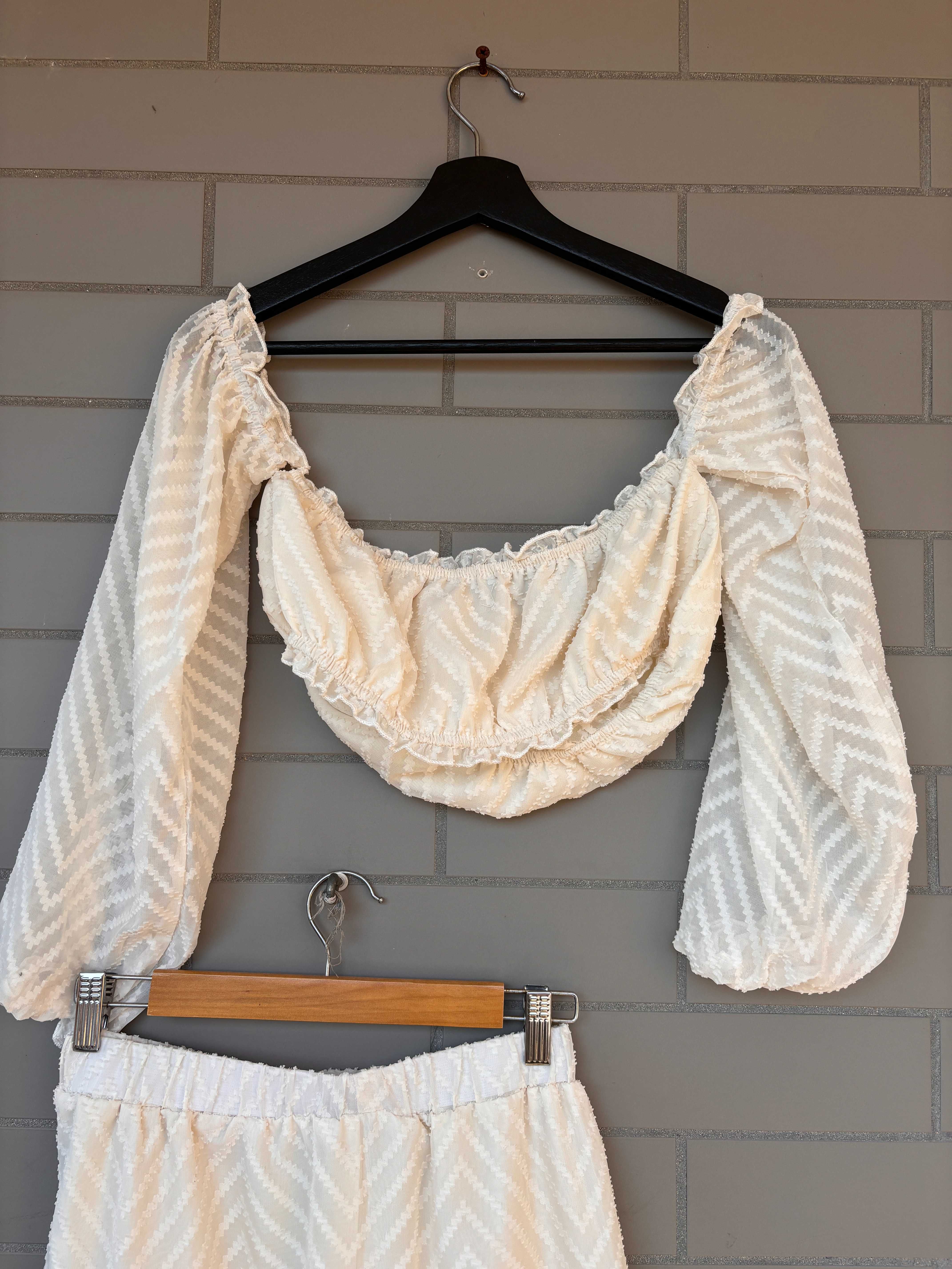 Conjunto top e saia-calção novo