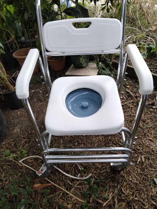 Cadeira de rodas e cadeira de banho