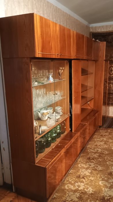 Продается стенка производства СССР с посудой