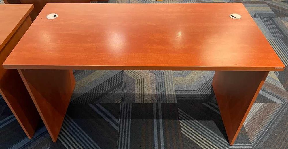 Zadbane biurko 140×70×75, calvados – idealne biurka do biura i nauki