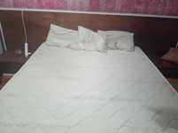 Cama com colchão e cabeceira