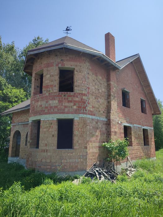 Продам добротний,двоповерховий цегляний будинок(недострой).