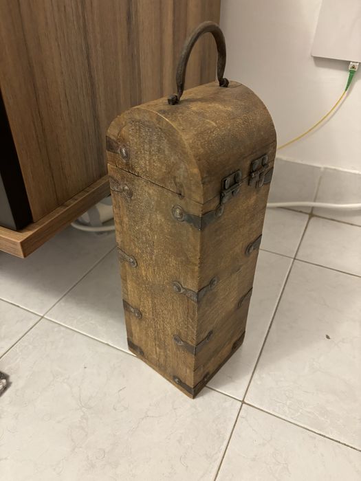 Caixa antiga de madeira