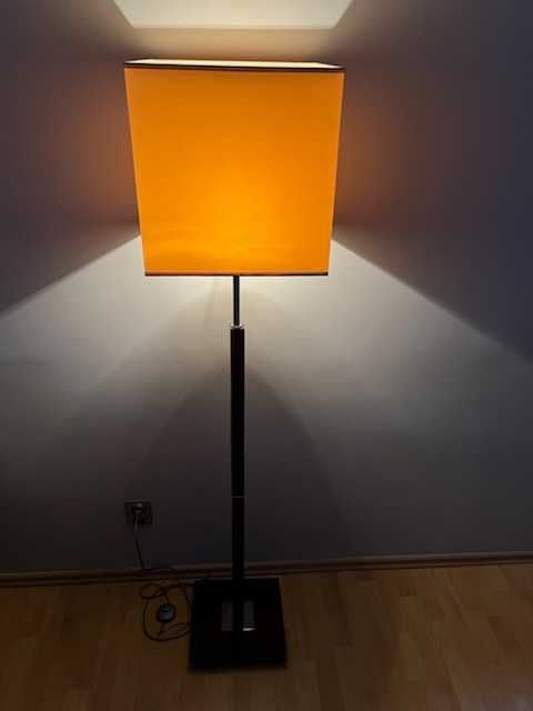 Nowoczesna lampa podłogowa