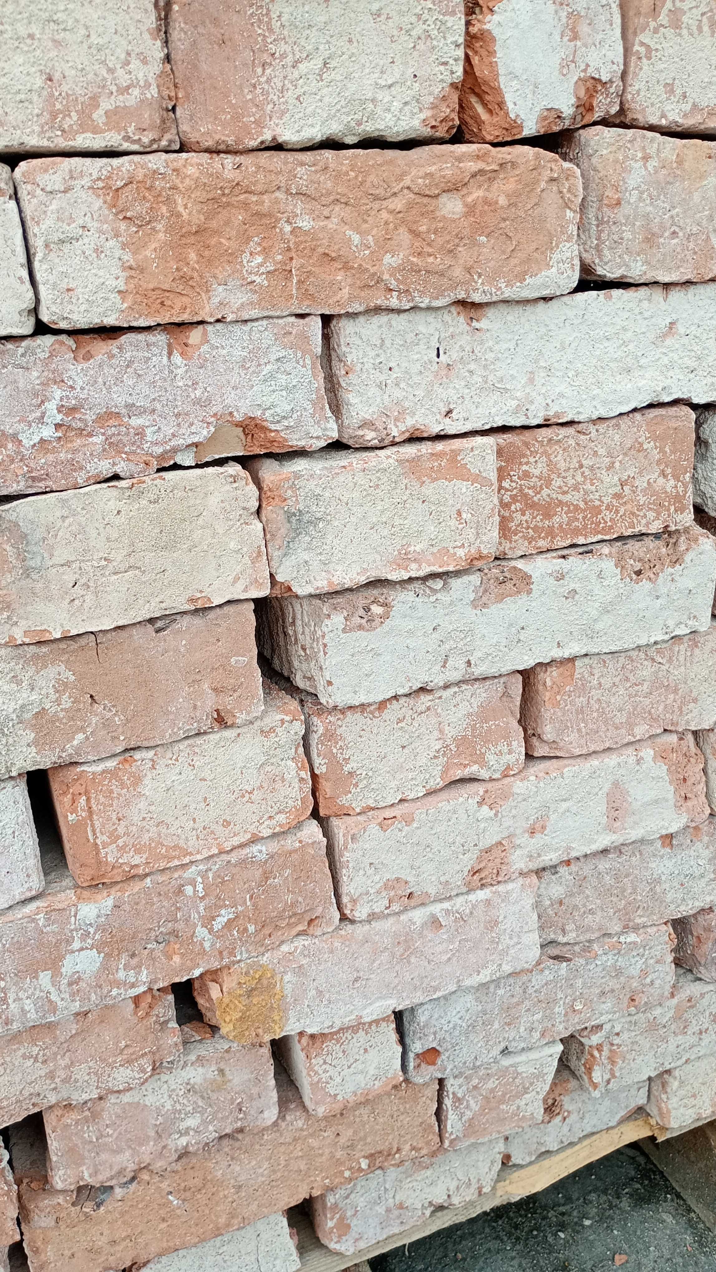 Stara cegła z rozbiórki