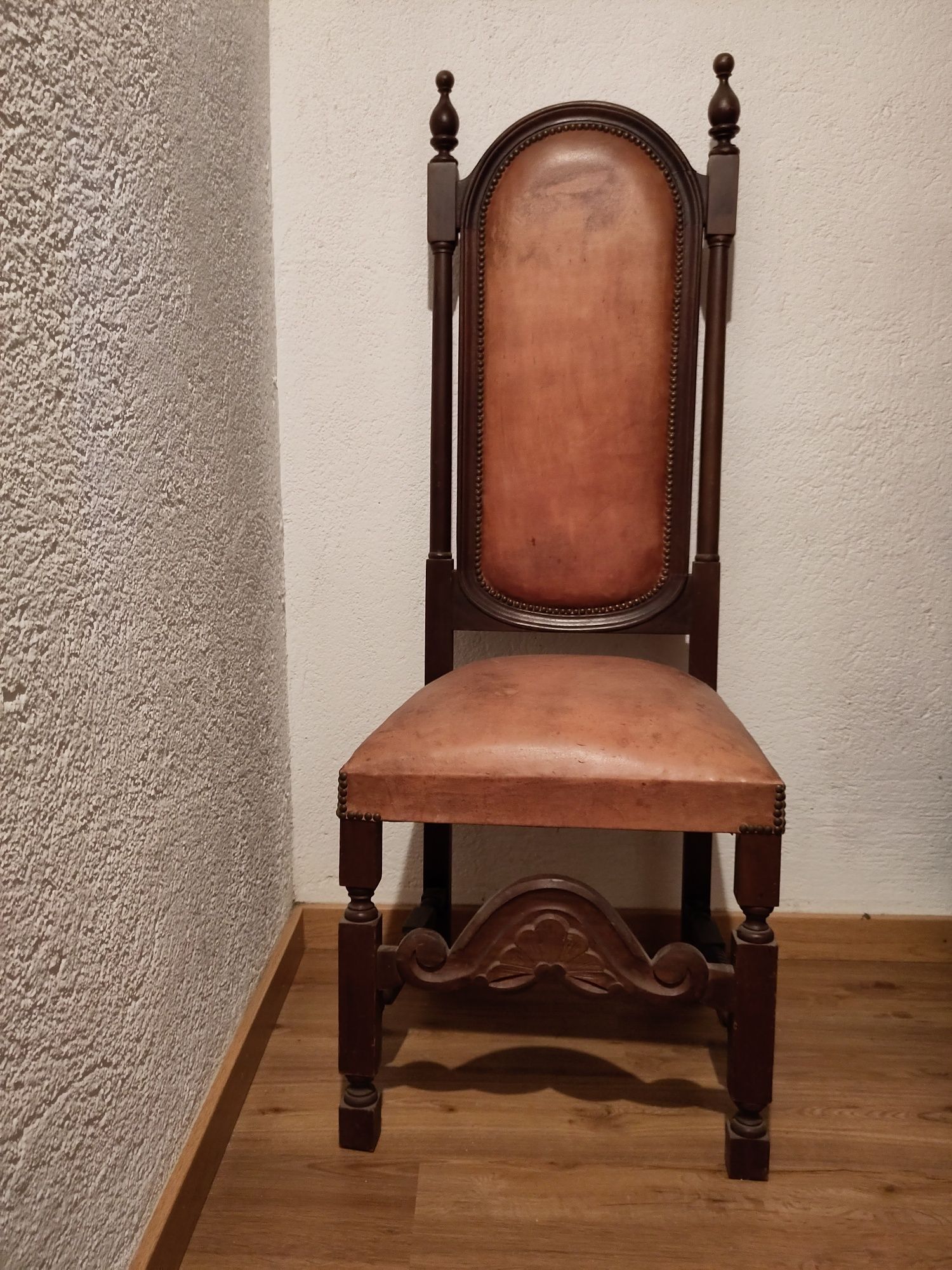 Cadeiras antigas de pele