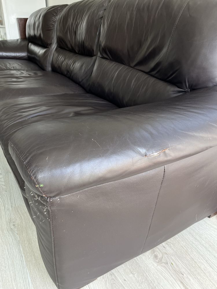Sofa em pele usado